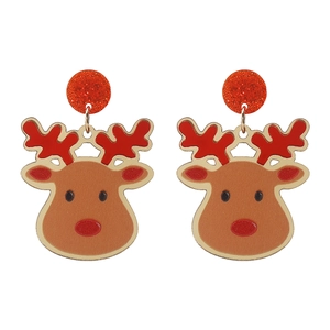 Détail des boucles d'oreilles de Noël renne mignon avec des puces rouges scintillantes