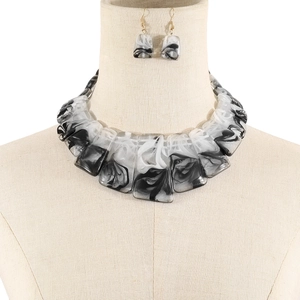 Dettaglio del set collana e orecchini in resina marmorizzata su busto per gioielli