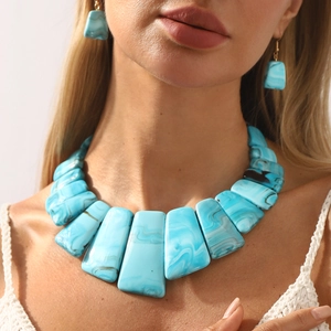 Set di gioielli boho con collana in resina effetto marmo blu e orecchini abbinati