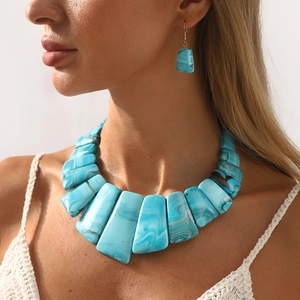 Set di gioielli etnici boho con collana in resina blu a trapezio e orecchini coordinati