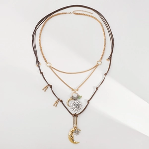 Collana multistrato bohémien con ciondoli a luna dorata e sole argentato e nappe eleganti