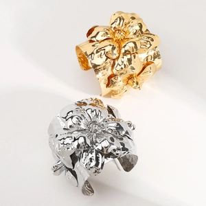 Detailansicht großer Gold- und Silbermetallblumen-Armreifen mit Hammerschlag-Textur