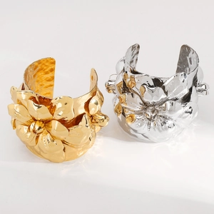 Detail der 3D-Metallblumen-Manschettenarmbänder mit Hammerschlag-Textur in Gold und Silber