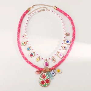 Dettaglio di collana multistrato stile vacanza con perle e ciondoli in ceramica