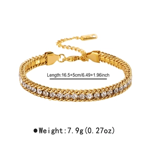 Vue détaillée du bracelet chaîne plaqué or 14 carats avec strass et fermoir homard