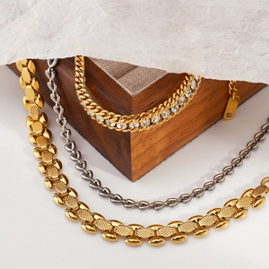 Détail du collier en acier inoxydable plaqué or 14k avec des pierres de zircon