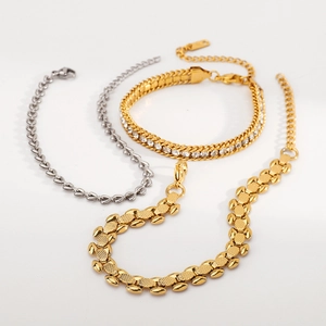 Vue détaillée d'un ensemble de bracelets en acier inoxydable plaqué or 14k avec strass