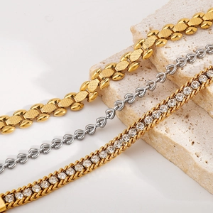 Détails de la chaîne plaquée or 14 carats avec strass et maillons en cœur