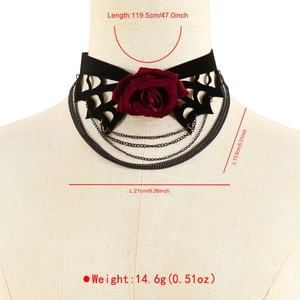 Ras de cou gothique en dentelle avec rose de velours rouge et détails de chaînes à franges