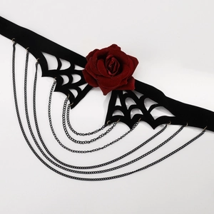 Détail du ras-du-cou gothique avec dentelle araignée, rose rouge et chaînes multicouches