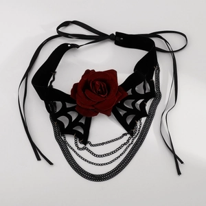 Ras du cou gothique avec rose, dentelle en toile d'araignée et chaînes noires à étages