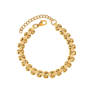 Détail de la chaîne en acier doré 14k avec maillons feuilles et fermoir mousqueton réglable