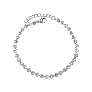 Détail du bracelet à maillons en forme de cœur argenté avec fermoir mousqueton ajustable
