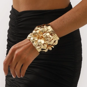 Auffälliger goldener 3D Blumen Armreif mit geschichteten Blütenblättern für Damen