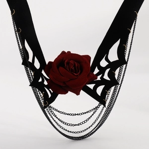 Détail du collier gothique avec rose en tissu rouge foncé et chaînes noires multicouches