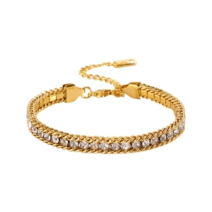 Détail d'un bracelet double chaîne plaqué or 14 carats avec zircons ronds brillants