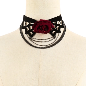 Choker gothique avec rose en velours rouge foncé et pampilles à chaînes métalliques