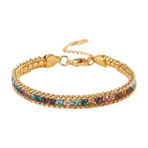 Vue détaillée du bracelet en maille tressée dorée serti de zircons multicolores