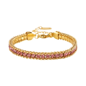 Détail macro d'un bracelet doré 14 carats avec zircons roses et fermoir mousqueton