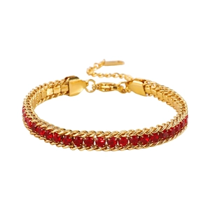 Détail du bracelet double chaîne plaqué or 14K avec pierres de zircone rouges rondes
