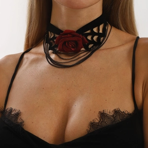 Choker gothique avec rose rouge foncé, dentelle et chaînes de glands multicouches en toile
