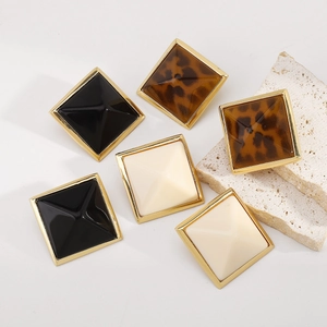 Set de pendientes de botón cuadrados en resina negra, crema y carey con borde oro