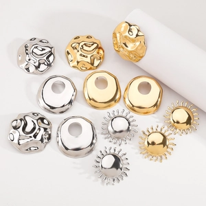 Detail van vintage onregelmatige gehamerde goud en zilver studs met een metalen textuur