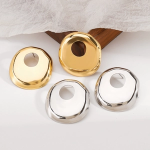 Detailweergave van vintage goud en zilver onregelmatige gehamerde metalen oorsteken set