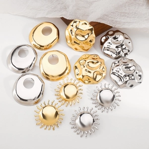 Detailweergave van vintage gehamerde geometrische oorbellen in goud en zilver metaal