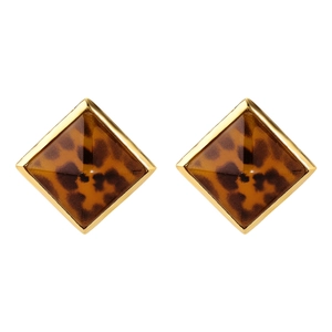 Detalle de pendientes de resina vintage con marco de metal dorado y forma cuadrada