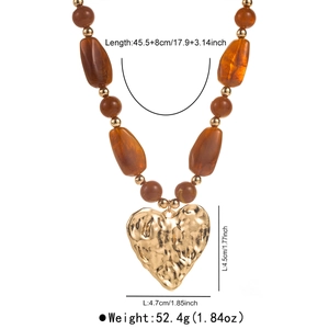 Makroaufnahme der goldenen Kette mit 45,5 cm Länge und 4,5 cm großem Herzanhänger