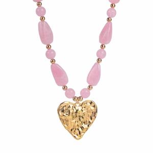 Detailansicht unregelmäßiger rosa Perlen mit gehämmertem goldenem Herzanhänger