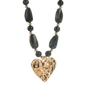 Vintage-Perlenkette mit goldenem gehämmertem Herzanhänger und grünen Marmorperlen für Damen