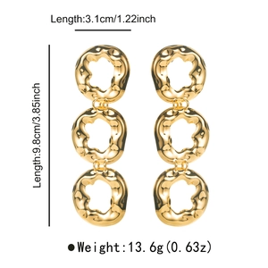 Detalle de pendientes dorados de triple eslabón con textura martillada y medidas