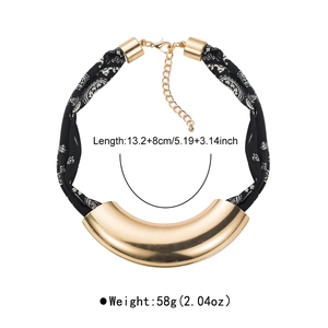 Détail du collier en tissu léopard avec pendentif croissant doré et dimensions
