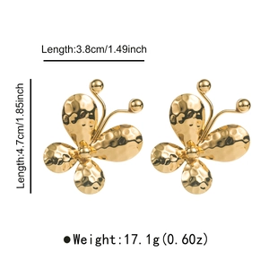 Vista detallada de pendientes de mariposa dorados con textura martillada y dimensiones