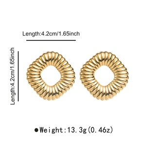 Detalle de pendientes cuadrados dorados vintage con textura plisada y medida de 4,2 cm