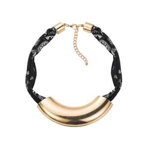 Détail du collier en tissu léopard avec barre en métal doré poli et fermoir mousqueton