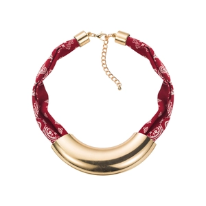 Détail du collier en tissu bandana rouge avec pendentif tube en métal doré poli