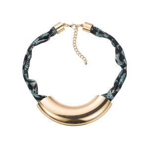 Détail du collier en tissu léopard avec un tube incurvé en métal doré poli brillant