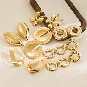 Set de pendientes dorados vintage geométricos con mariposas y aros de metal martillado