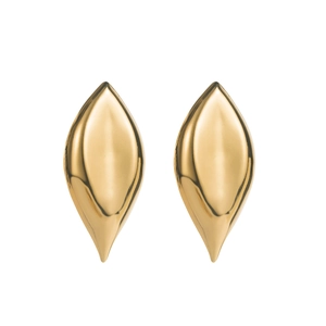 Detalle de pendientes vintage dorados con textura fluida en forma de hoja