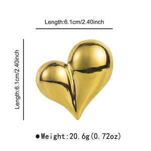 Détail de la broche cœur en or poli indiquant 6,1 cm de long et 20,6 g de poids