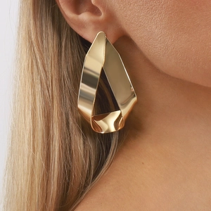 Modernos aretes de oro geométricos grandes con lujoso diseño de metal retorcido para mujer