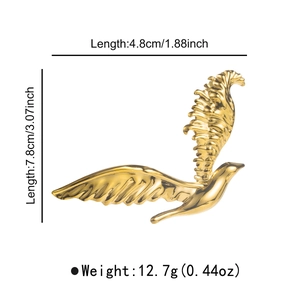 Détail de la broche oiseau dorée montrant 7,8 cm de long et des ailes polies
