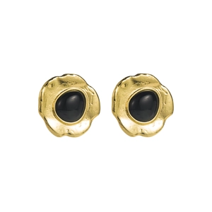 Vue détaillée de boucles d'oreilles vintage dorées à texture irrégulière et résine noire