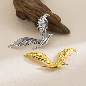 Broches vintage en forme d'oiseau dorées et argentées avec détails de plumes