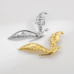 Détails de broches d'aigle vintage en finition or et argent avec des textures d'ailes fines
