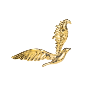 Gros plan détaillé d'une broche oiseau dorée avec finition polie et ailes texturées