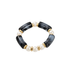 Detalle del brazalete de resina marmoleada con perlas blancas y cuentas doradas
